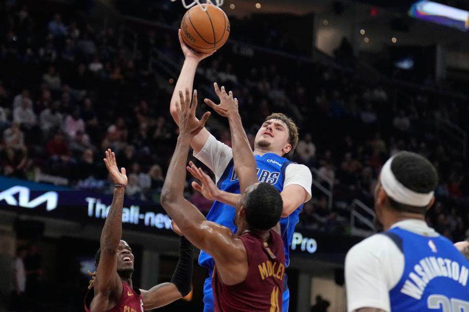 [图]弗拉格27+10米切尔26+11 独行侠客场击败骑士中国股票配资网网站