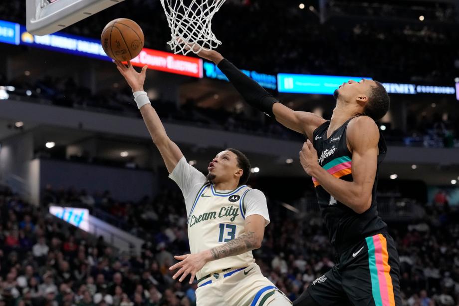 文班亚马23+15 马刺七人上双客场32分大胜雄鹿