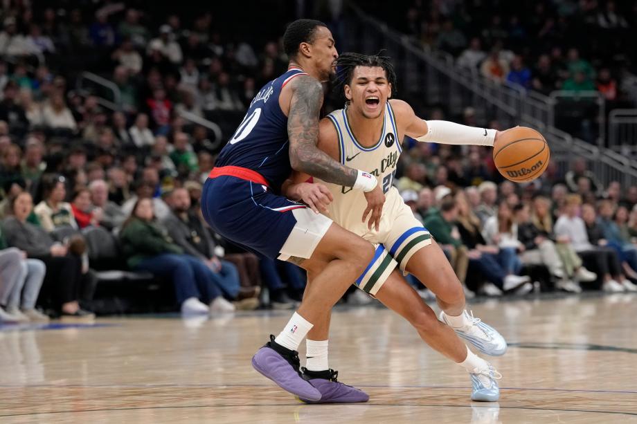 伦纳德20+8特伦特赛季新高36分 快船轻取雄鹿