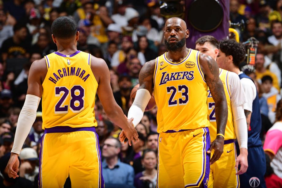 詹姆斯21+10+12三双 湖人六人得分上双轻取奇才