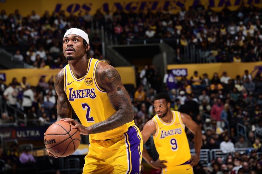 詹姆斯21+10+12三双 湖人六人得分上双轻取奇才