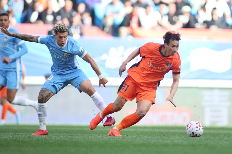 叶博亚破门牟鹏飞多次救险 青岛海牛胜河南队