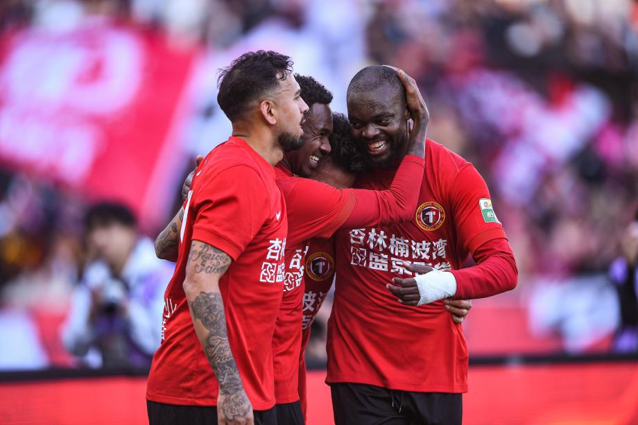 姆本扎传射建功 辽宁铁人主场击败北京国安