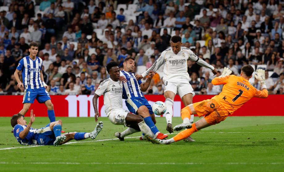 维尼修斯世界波姆巴佩破门 皇马2-1阿拉维斯