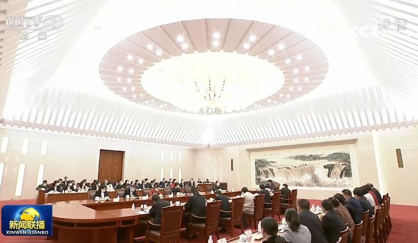 栗战书与常委会会议列席代表座谈