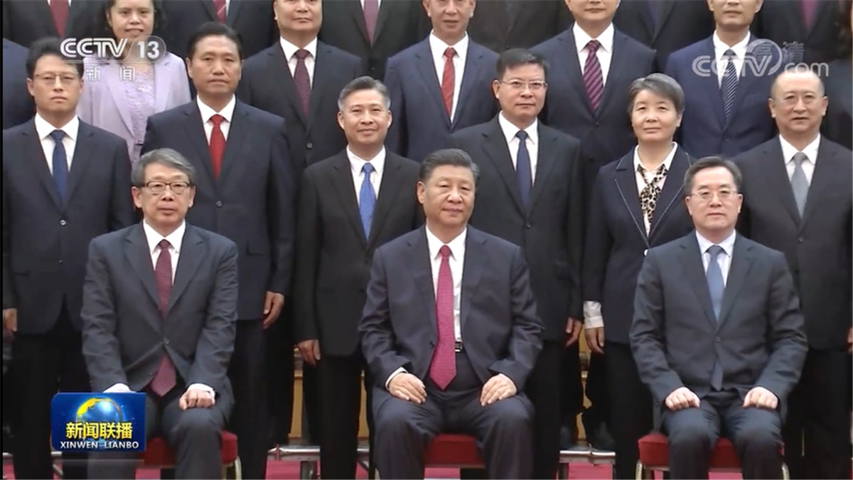 习近平会见全国优秀县委书记