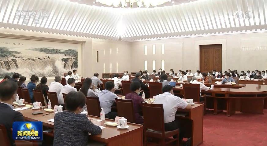 栗战书与全国人大常委会会议列席代表座谈