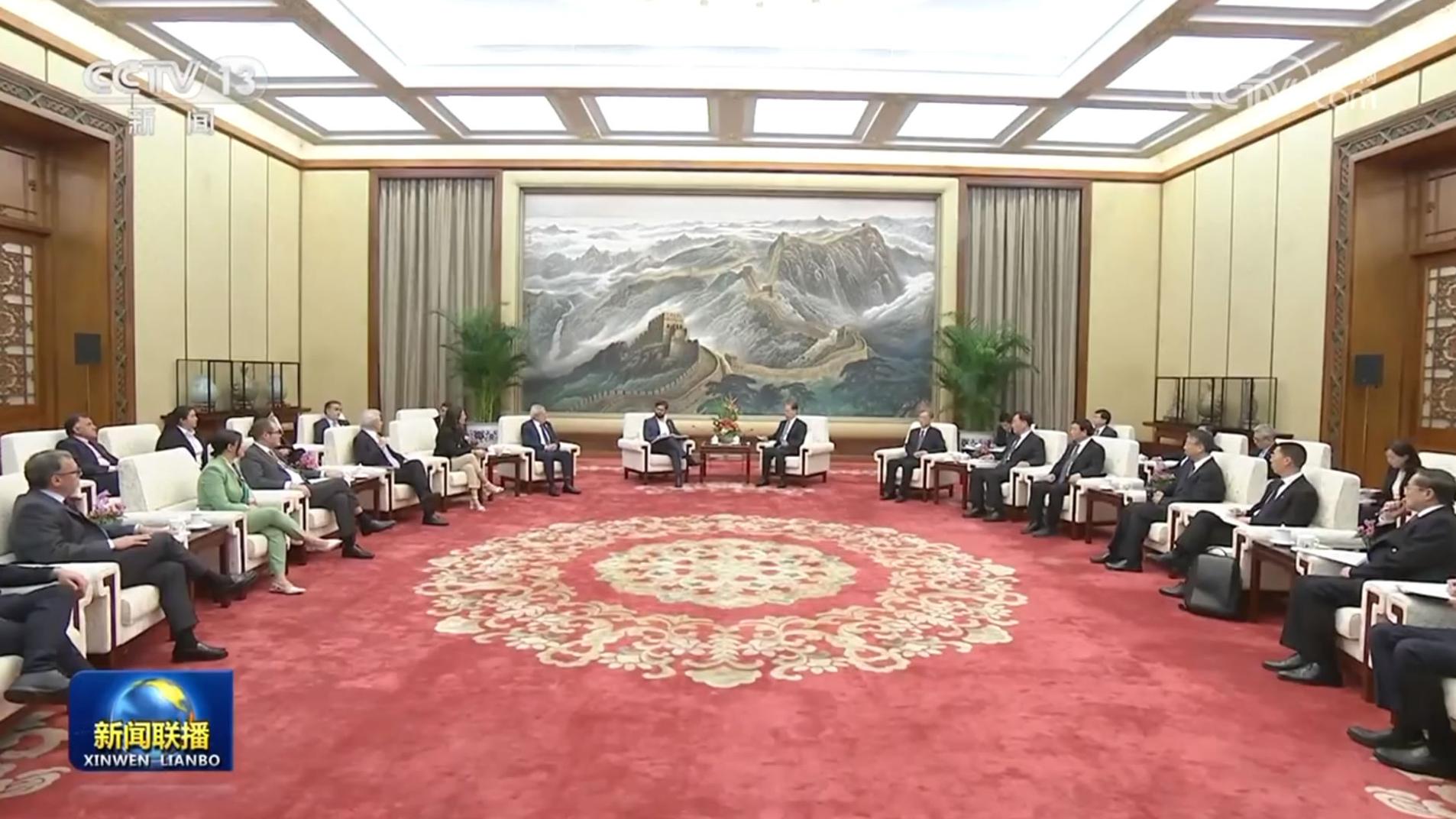 赵乐际会见智利总统