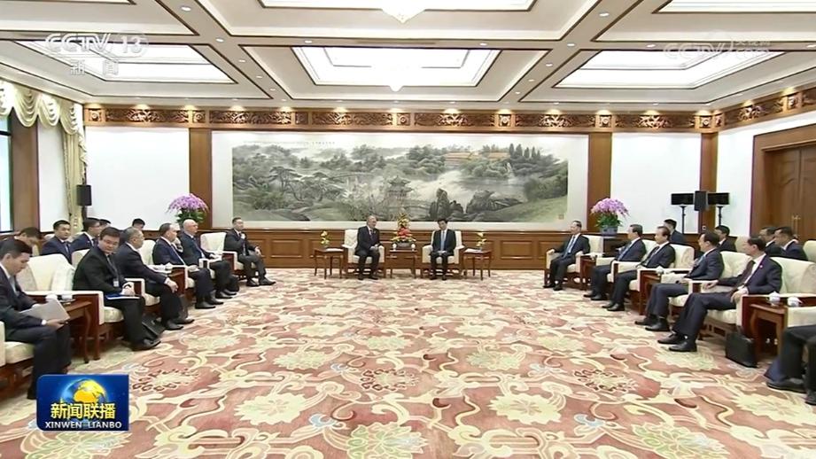 王沪宁会见哈萨克斯坦总统