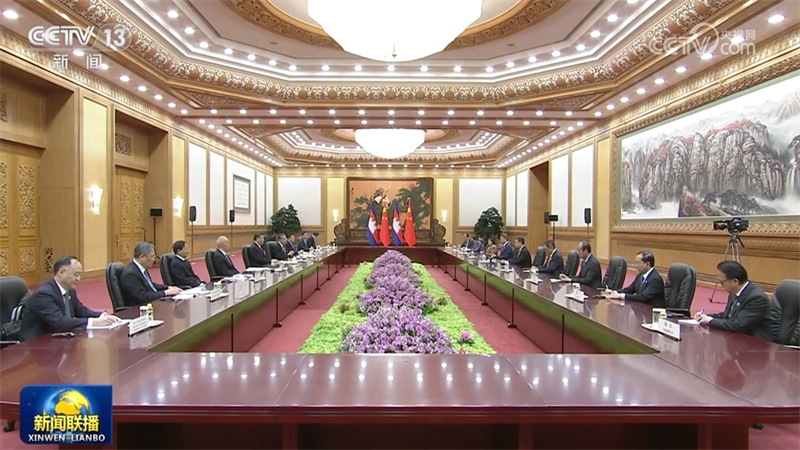 习近平会见柬埔寨首相