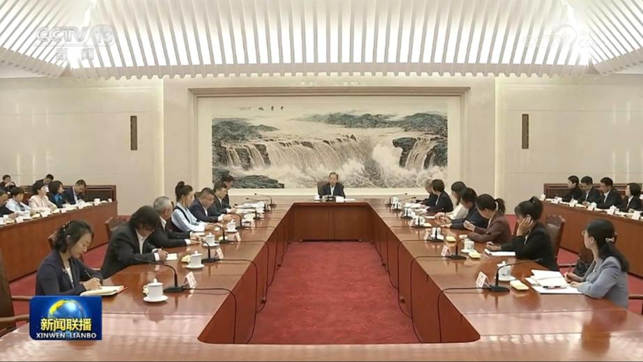 赵乐际同全国人大常委会会议列席代表座谈