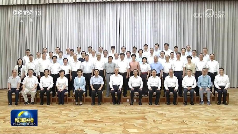 蔡奇看望慰问北戴河暑期休假专家