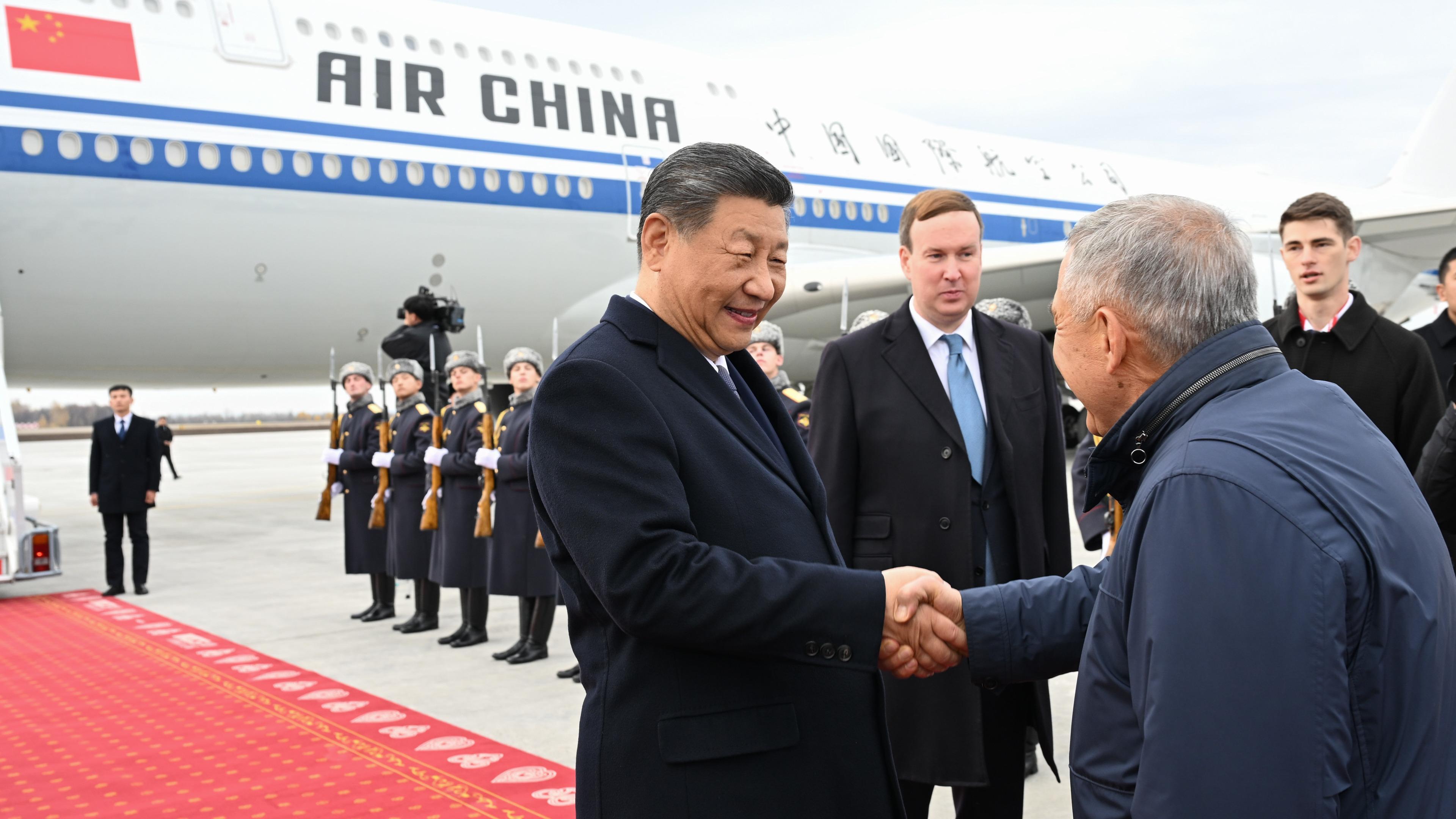 习近平抵达喀山出席金砖国家领导人第十六次会晤