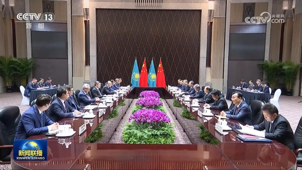 李强会见哈萨克斯坦总理
