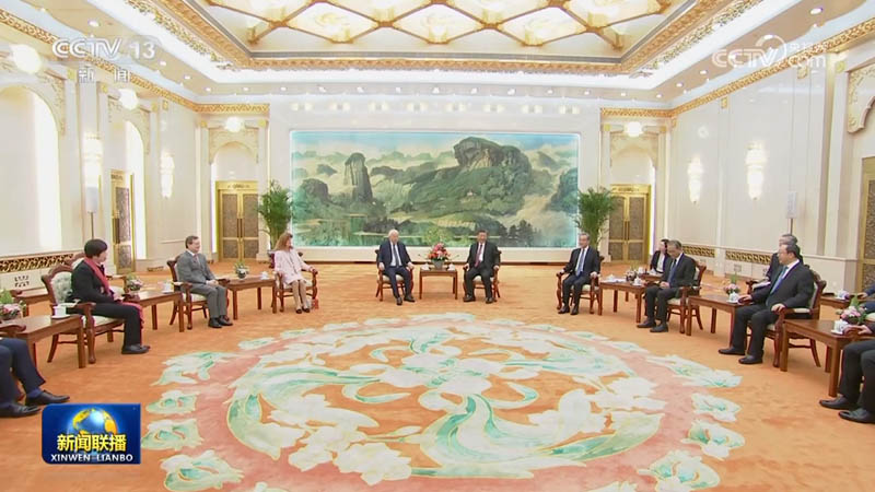 习近平会见法国梅里埃基金会主席梅里埃夫妇