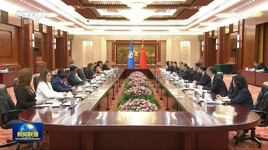 赵乐际同中美洲议会议长举行会谈