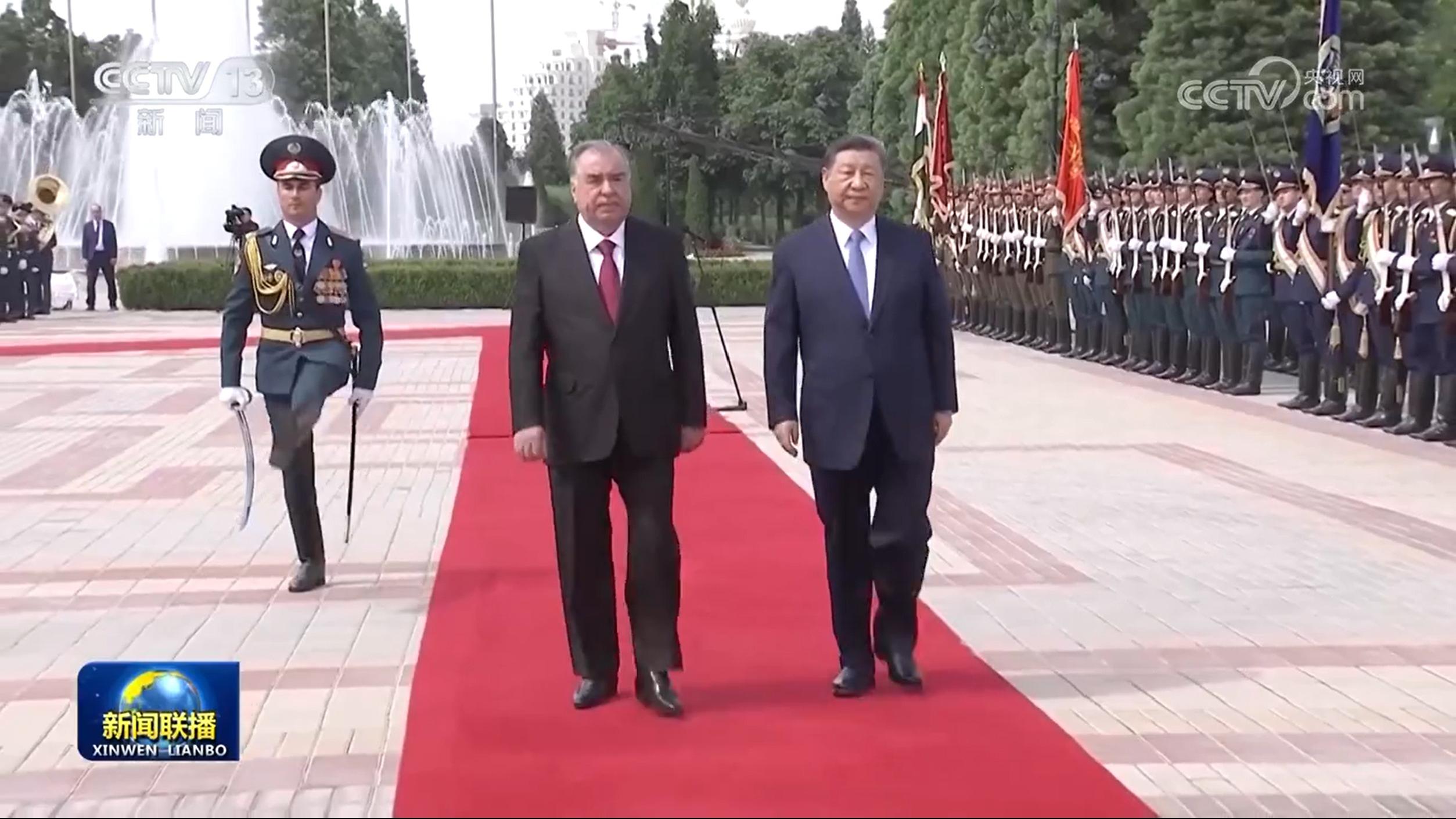 习近平出席塔吉克斯坦总统举行的欢迎仪式