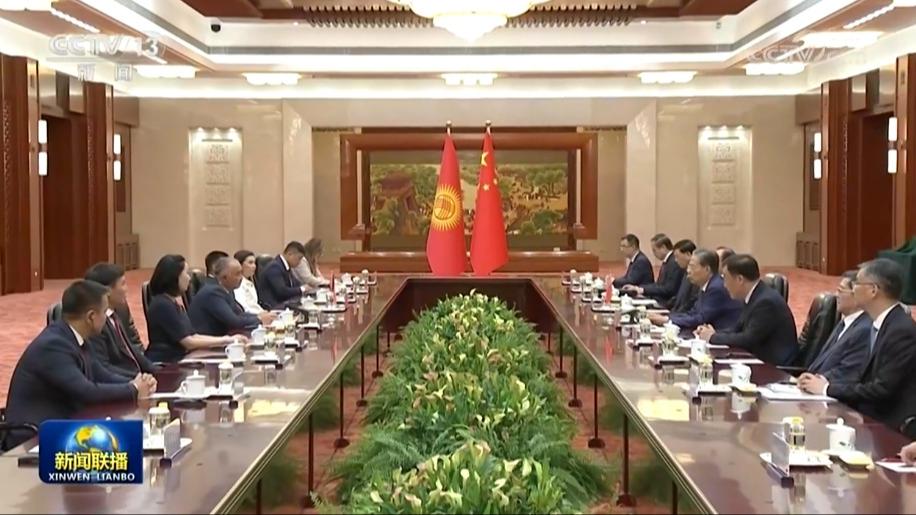 赵乐际同吉尔吉斯斯坦议长举行会谈