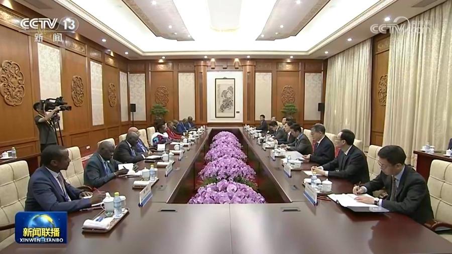 韩正同乌干达副总统举行会谈