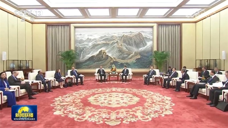 王沪宁会见突尼斯总理