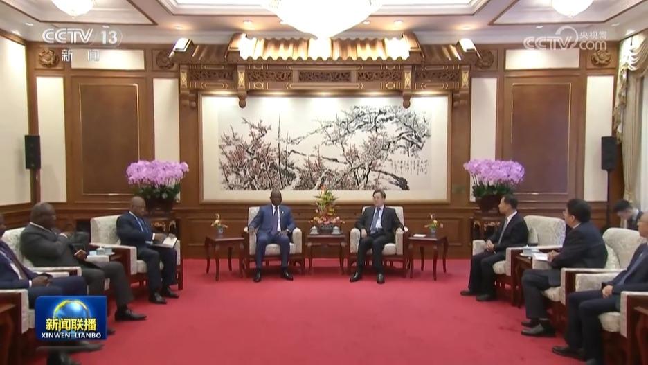 丁薛祥会见加蓬总统