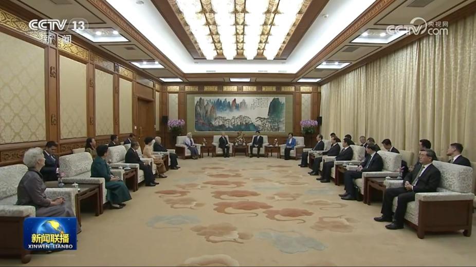 王沪宁会见柬埔寨国王和太后