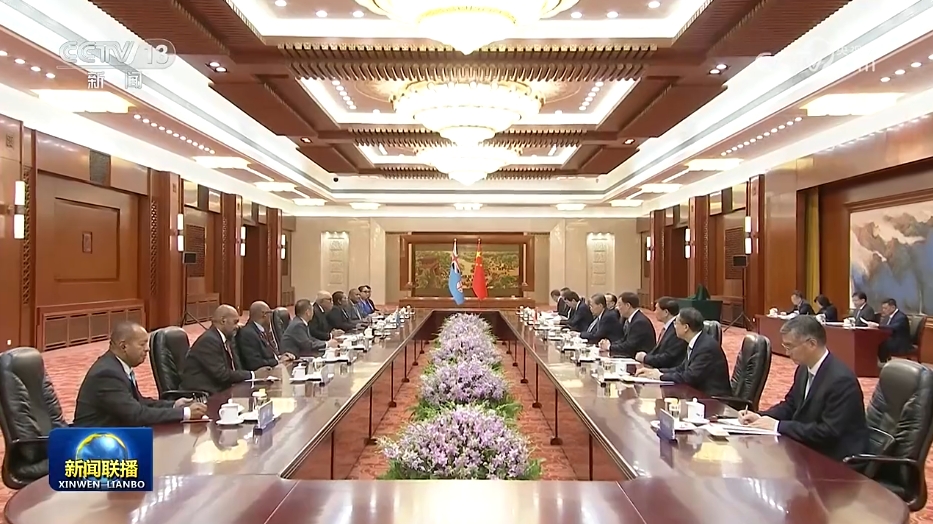 赵乐际同斐济议长举行会谈