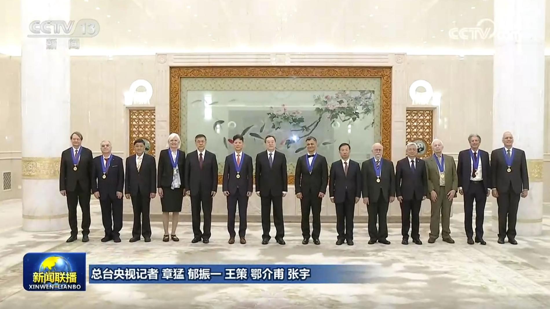 丁薛祥接见国际科技合作奖获奖外国专家