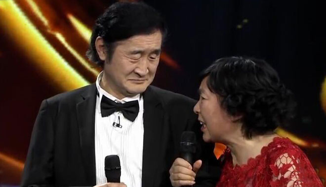 《越战越勇》节目中,小提琴制作师张新民与患有脑梗的妻子唐桂娣一同