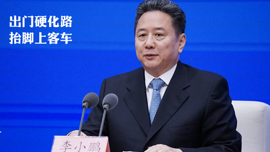 交通运输部部长出门硬化路抬脚上客车正在逐步成为现实