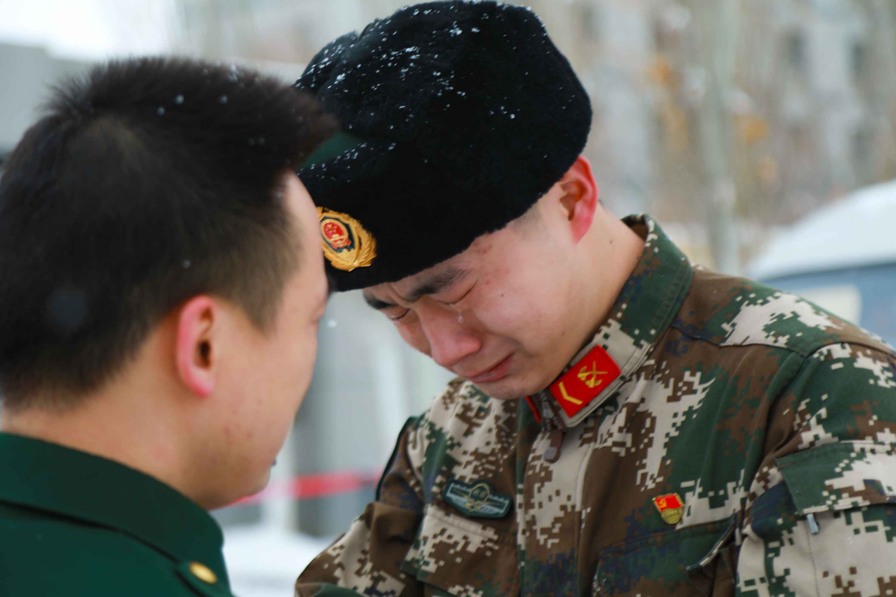 泪洒军营!武警新疆总队克拉玛依支队欢送退伍老兵光荣返乡