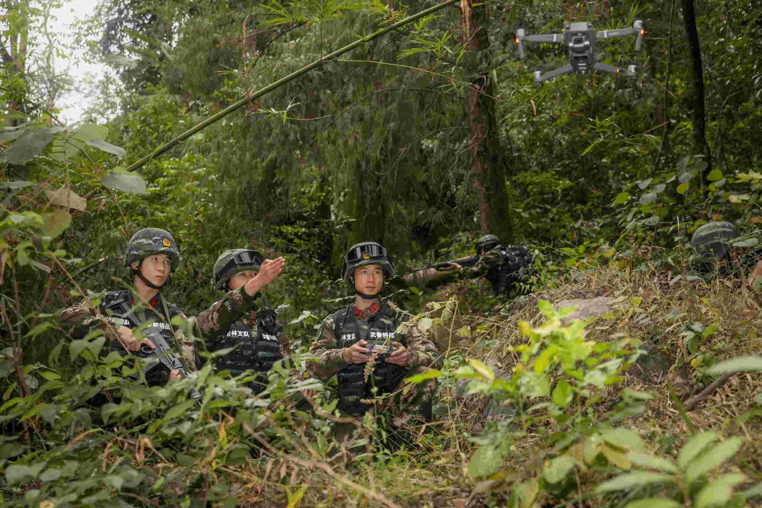 图为侦察队员不间断侦察获取现场动态图为武警官兵追踪"暴恐分子"逃匿