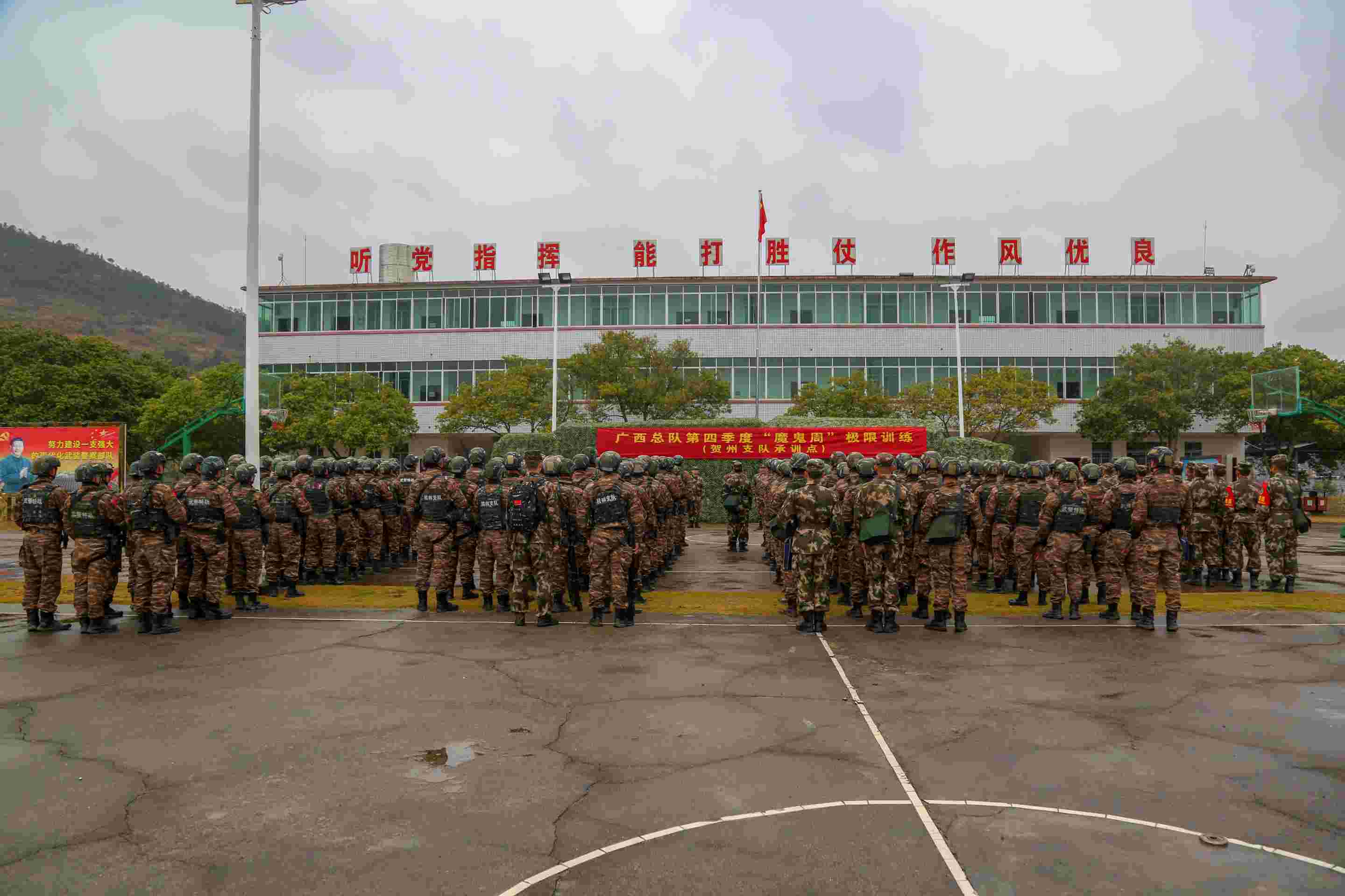 武警柳州支队:"魔鬼周"紧贴实战锻造反恐尖兵_军事频道_央视网(cctv.