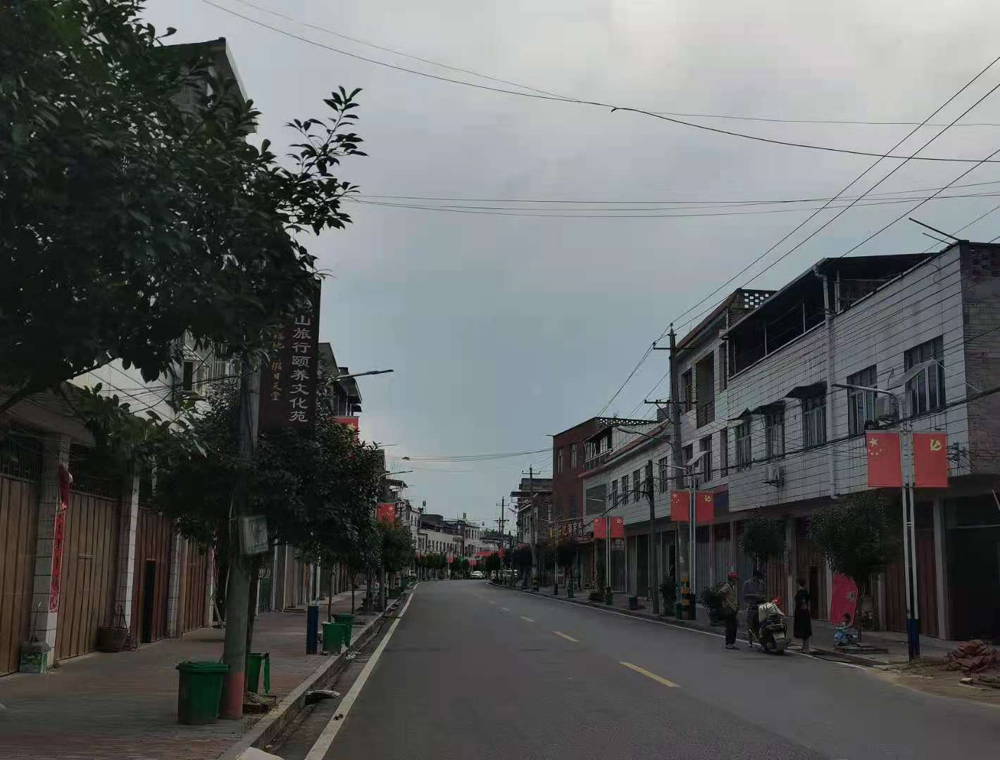 荻田村干净整洁的街道。（摄/徐辉）