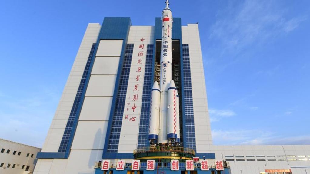 chinapreparestolaunchshenzhou13mannedspaceship