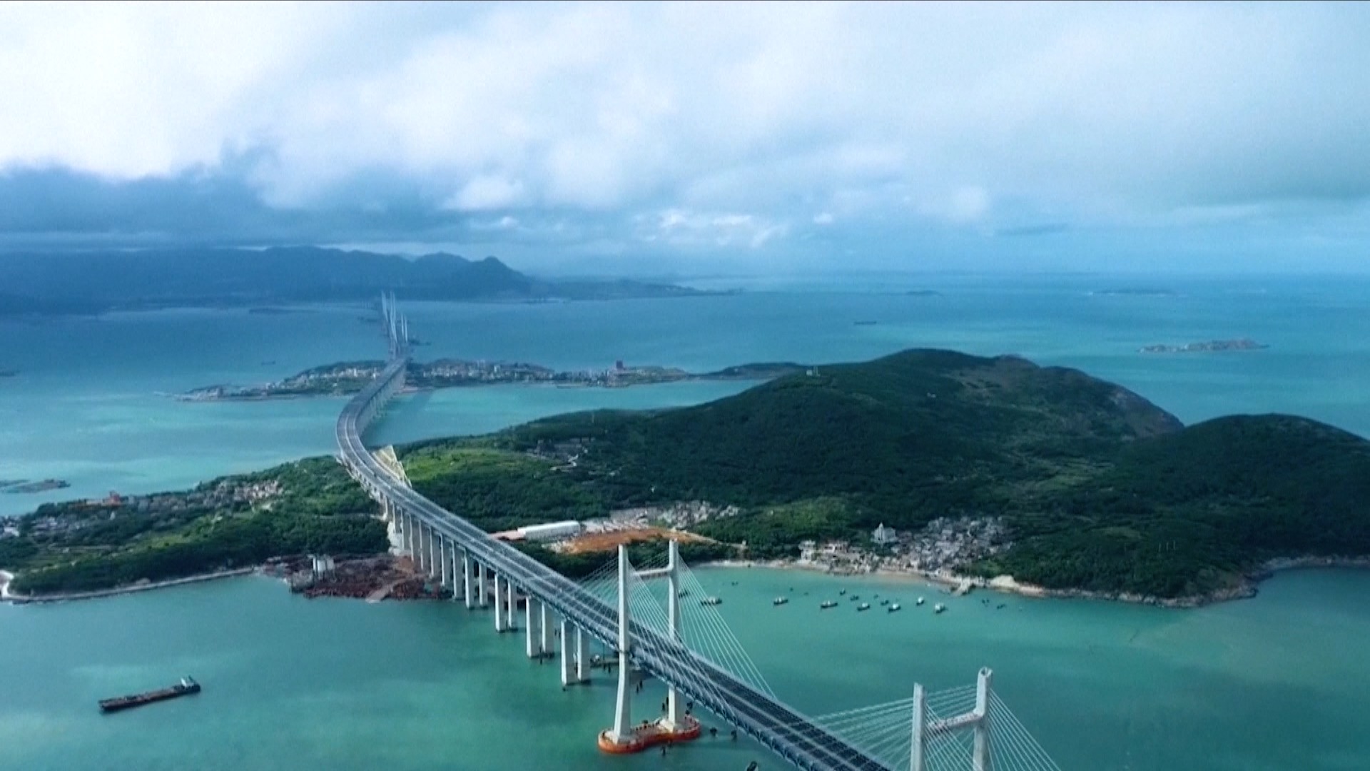 Pingtan Straits Road-Rail Bridge, the world's longest cross-sea road-rail bridge