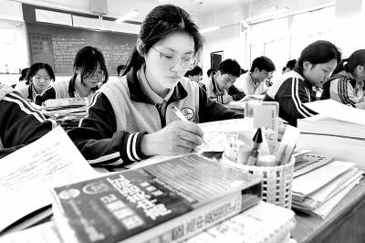 江苏省连云港市赣榆第一中学复习中的高三学生。司伟摄／光明图片