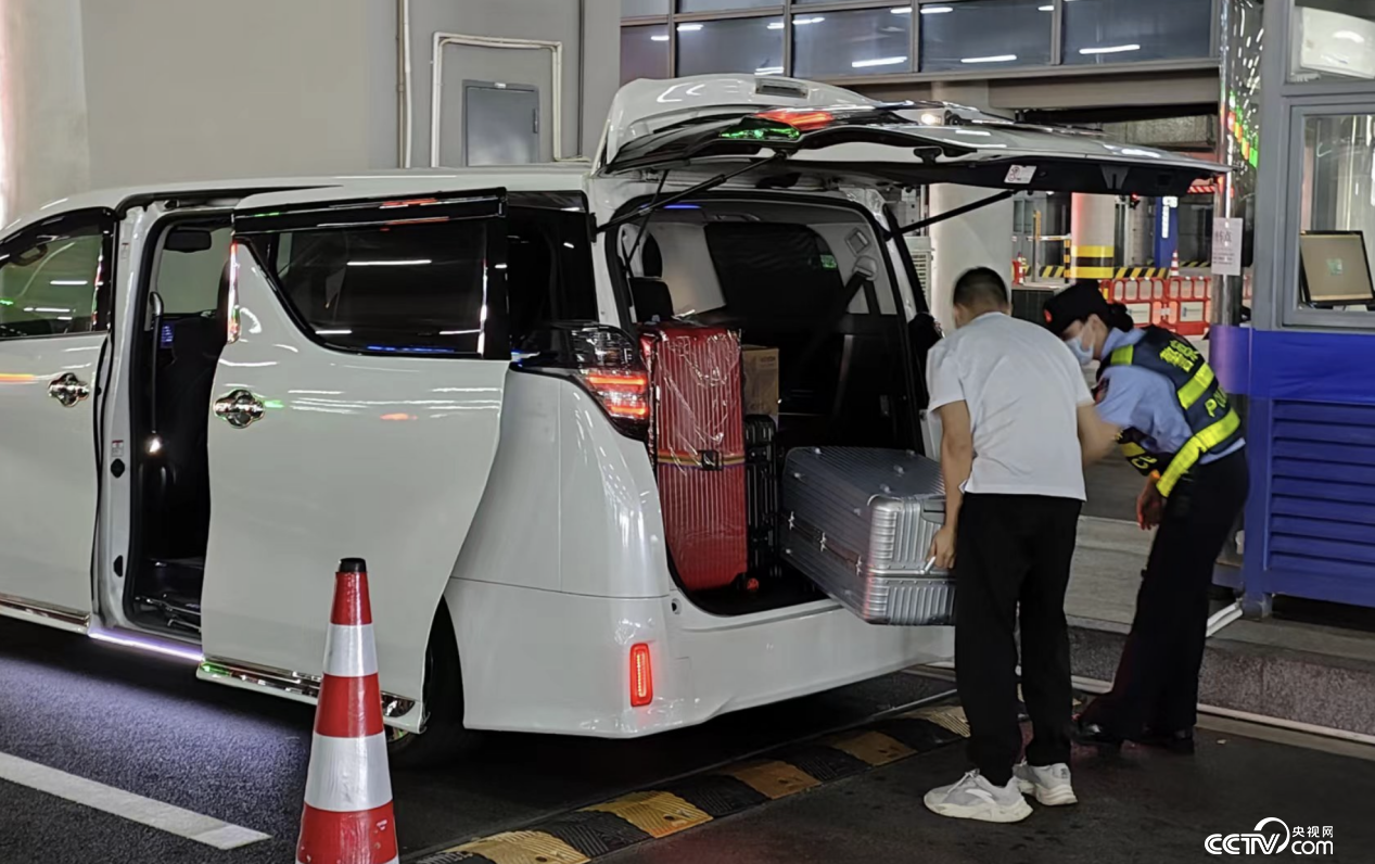 摄于港珠澳大桥珠海出境口岸小车查验通道