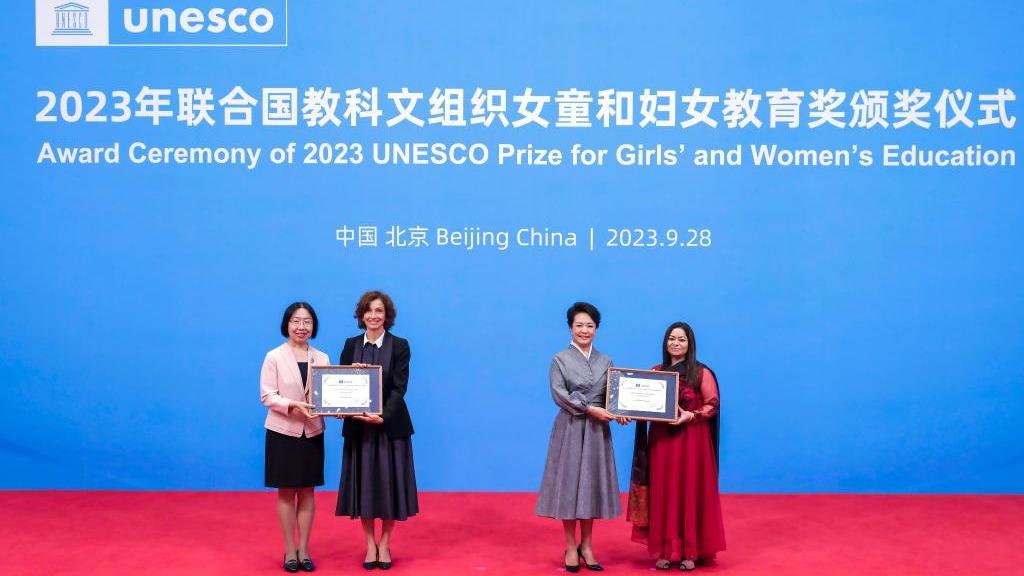 Peng Liyuan attends UNESCO award ceremony for girls', women's education