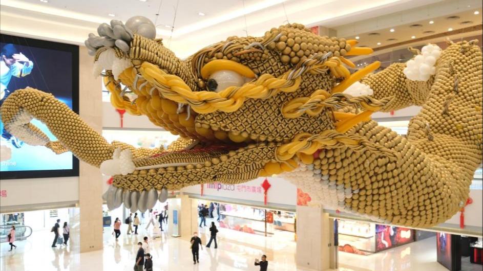 Hong Kong balloon artist and his world's biggest balloon loong