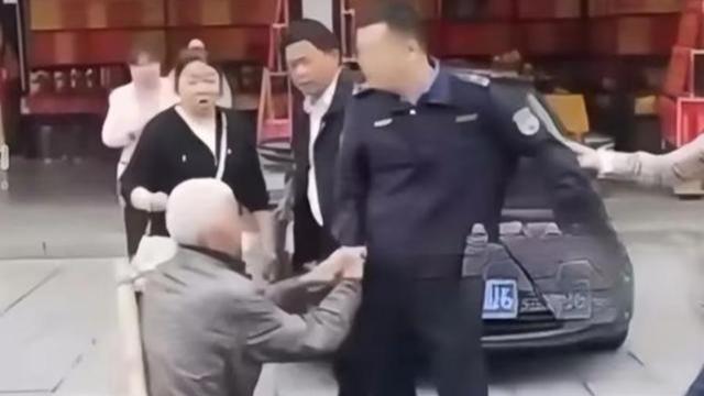 【8点见】官方通报流动摊贩老人对城管下跪