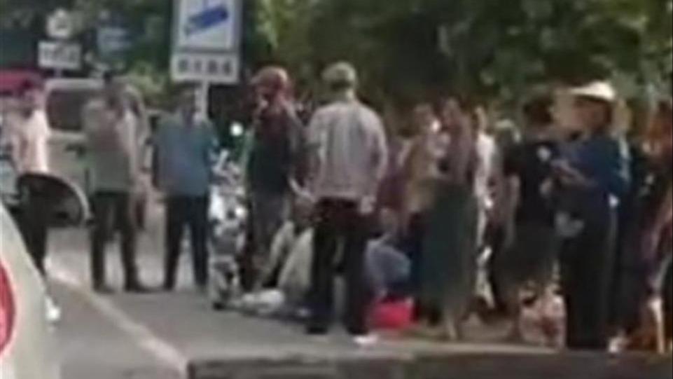 广西荔浦一老人砸倒电线杆致孩童受伤,警方:已立案