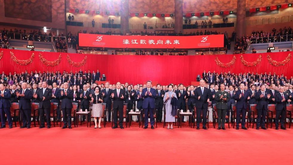 Xi attends gala marking Macao's return anniversary