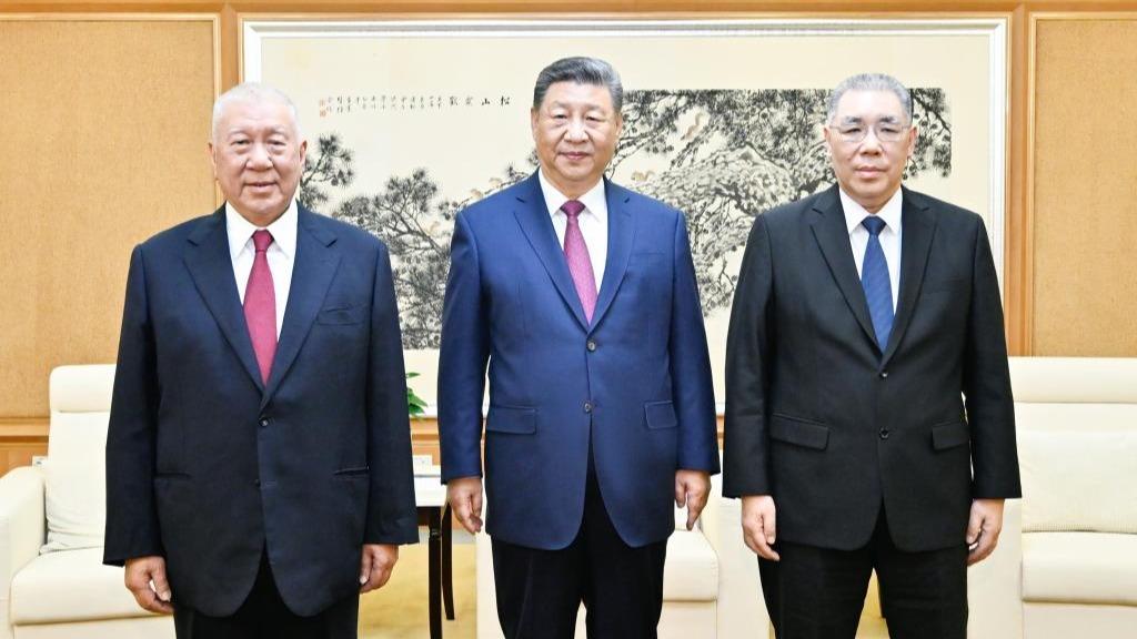 President Xi meets former chief executives of Macao SAR