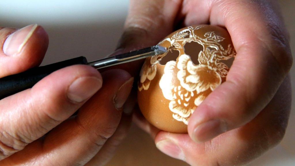 Stunning egg carving art in Xi'an