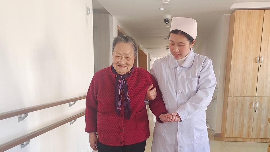 三个“90后”护理员,遇上“90后”老人