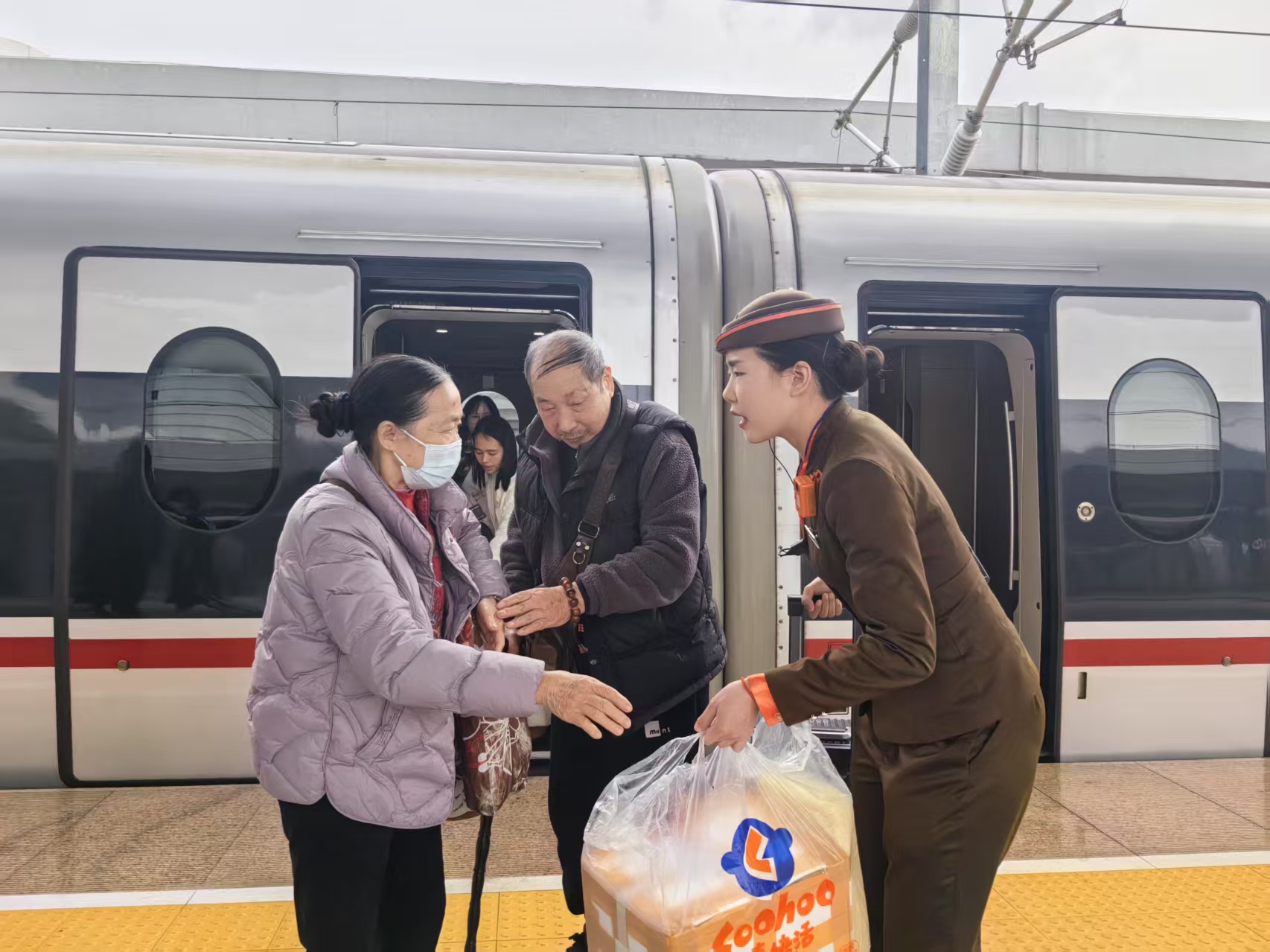 八旬听障老人首次乘高铁，准00后列车员们情暖旅途