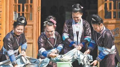 侗歌婉转 蜡染多彩 侗寨迎客来(推进文化自信自强)
