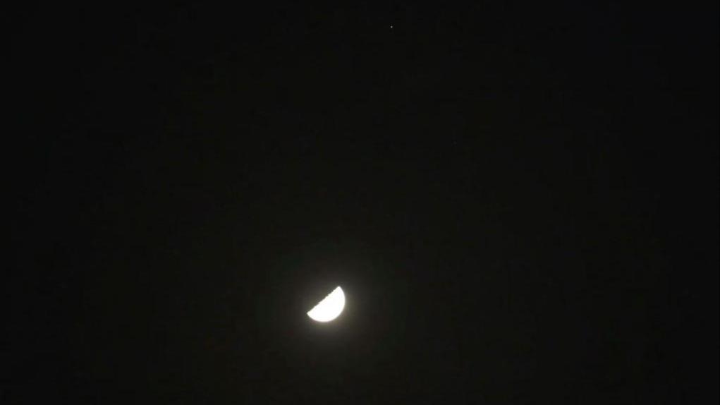 23日至24日凌晨残月连伴土星、金星上演“星月童话”