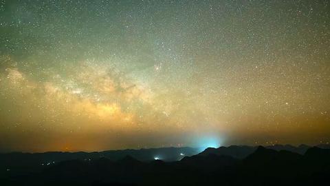刀背梁上观星空 看斗转星移壮丽奇景